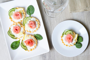 Tartlet with cream cheese, cucumber and slightly salted trout