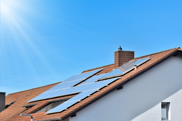 Solardach mit Sonnenstrahlen und blauem Himmel