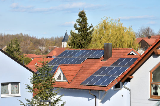Wohnhaus mit Solarzellen in der Ortschaft