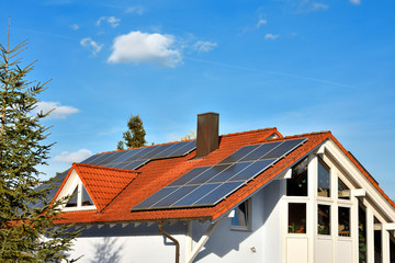 Modernes Wohnen mit Solarstromerzeugung