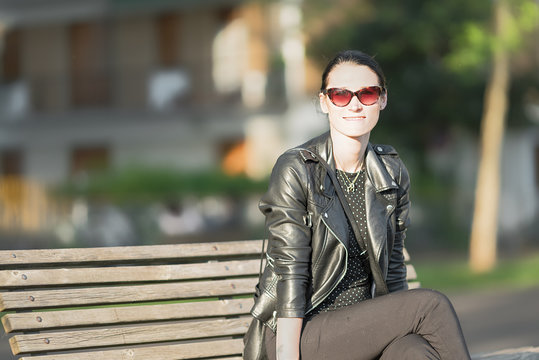 Danna seduta su panchina