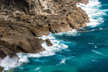 Obraz premium Azure ocean breaks on the rocks
