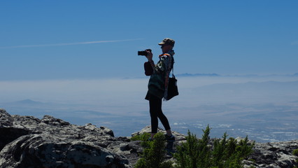 Frau auf dem Tafelberg, Kapstadt, Südafrika