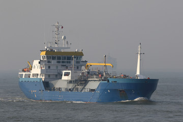 blauer LNG Tanker passiert die Hafeneinfahrt von Rotterdam
