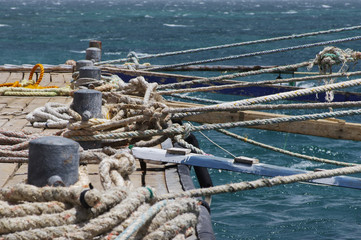 Obraz premium Piles with ropes on the sea mooring