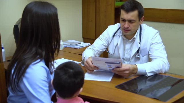 A young mother with a child to the doctor.