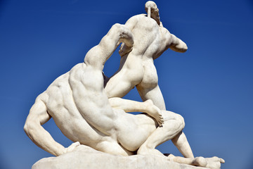 Statue de Th&eacute;s&eacute;e combattant le minotaure au jardin des Tuileries &agrave; Paris, France