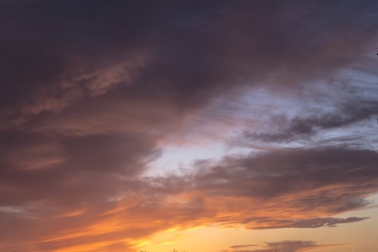 Красивые облака в вечернем небе, яркие цвета, закат © Ivan_Gatsenko