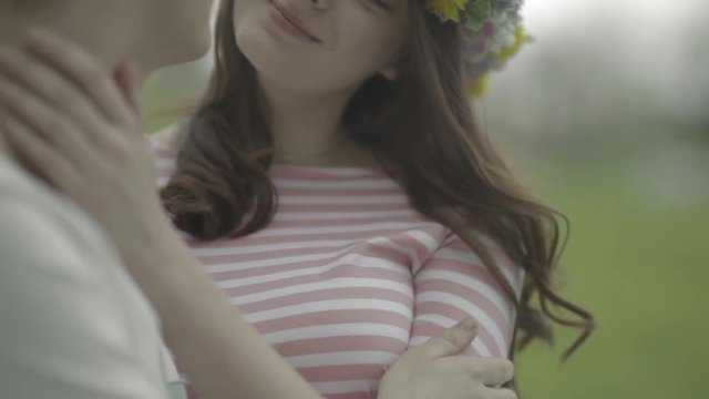 Verliebtes Paar umarmt sich und streichelt die Arme