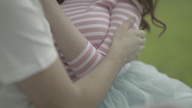 Verliebtes Paar umarmt sich und streichelt die Arme