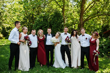 Obraz premium Elegance wedding couple with bridesmaids and best mans having fun. Crowd of friends on wedding. Ten people.