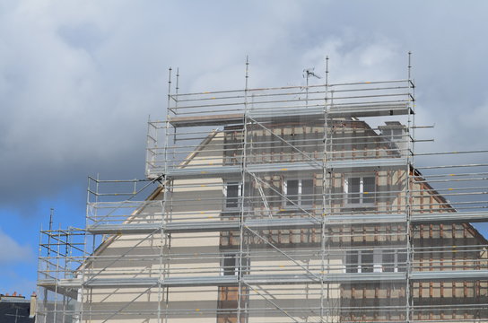 Echafaudage sur la fa&ccedil;ade d'un immeuble.