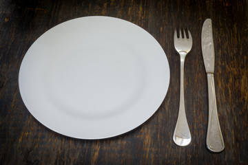 Table setting. Dinner plate, fork, knife.