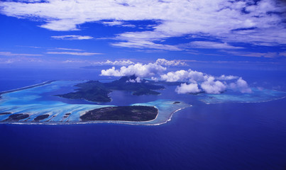 Fototapeta na wymiar Südsee: Luftaufnahme der Insel Bora Bora in Französisch Polynesien