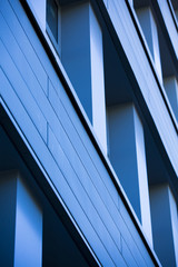 Obraz premium Office buildings in cityscape with a sky blue