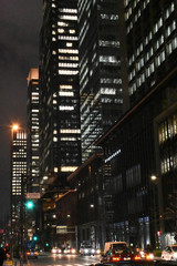 Obraz premium 東京・大手町駅前、オフィス街の夜景