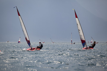 Naklejka premium veleggiare sul lago