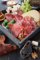 Verschiedene Salami und Kaese