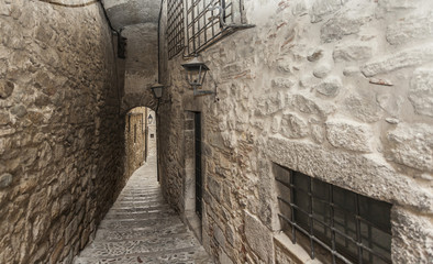 Fototapeta na wymiar Narrow street in Jewish quarter of Girona, Catalonia, Spain.