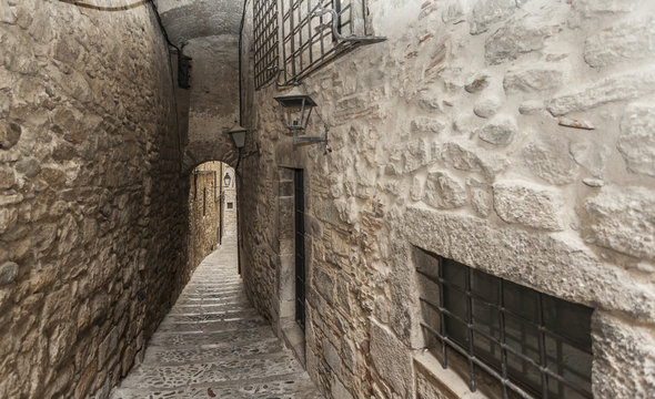 Fototapeta Narrow street in Jewish quarter of Girona, Catalonia, Spain.