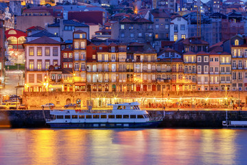 Porto. Quay at night.
