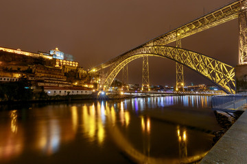 Fototapeta na wymiar Porto. The Don Luis bridge at night.
