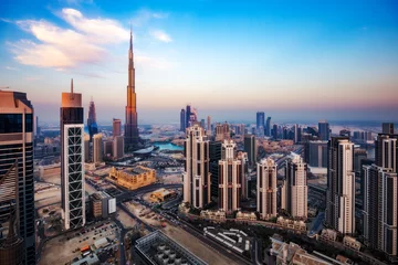 Papier Peint photo autocollant moyen-Orient Vue aérienne spectaculaire de Dubaï, Émirats Arabes Unis, au coucher du soleil. Horizon coloré d& 39 une grande ville moderne. Fond de voyage.