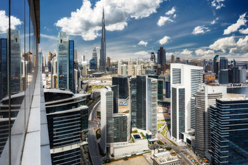 Obraz premium Widok z lotu ptaka na duże, nowoczesne miasto. Wieżowce w centrum Dubaju, Zjednoczone Emiraty Arabskie. Malownicza panorama w ciągu dnia. Tło podróży i architektury.