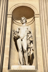 Statue d'éphèbe de l'Antiquité
