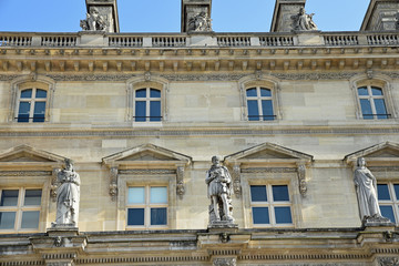 Statues cour Napoléon à Paris, France