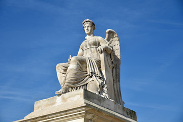 Fototapeta premium Statue d'ange en marbre au jardin des Tuileries à Paris, France