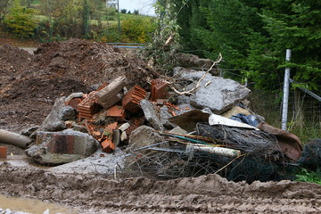 Erdaushub bei Bauarbeiten im Regen