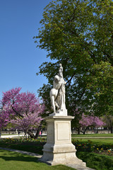 Obraz premium Statue de femme au jardin des Tuileries à Paris, France