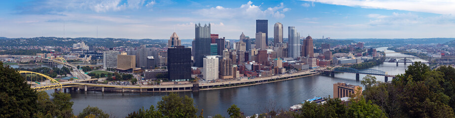 Fototapeta na wymiar Pittsburgh's skyline from Mount Washington
