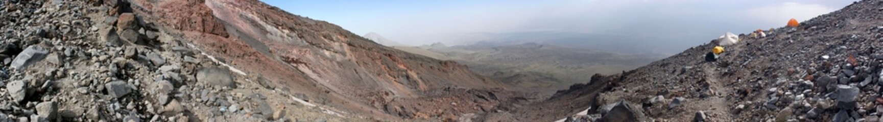 Panorama mit Blick auf das Hochlager der Bergsteiger am Berg Ararat mit K&uuml;&ccedil;&uuml;k Ağrı Dağı (Kleiner Ararat) im Hintergrund, T&uuml;rkei
