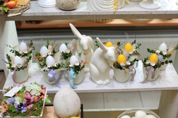 Jajka Wielkanocne w wazonach, króliki porcelanowe w kwiaciarni. 