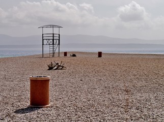 Körniger Strand mit Gerüst