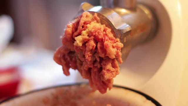 Cooking the meat forcemeat using the meat grinder at home
