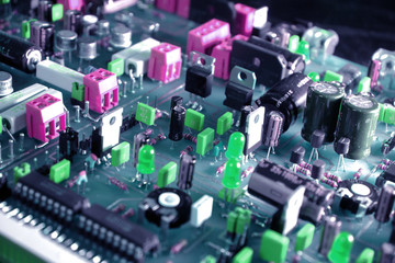 Elektronikplatine! Verschiedene Bauteile auf einer Elektronik Platine.