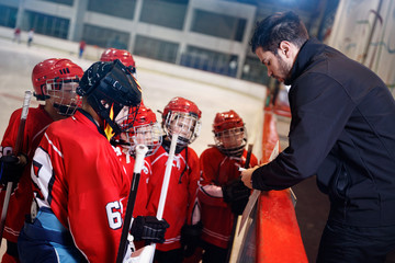 Obraz premium tactics coach in game hockey in ice.