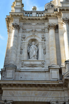Statue de la façade de l'église Saint-Paul dans le Marais à Paris, France