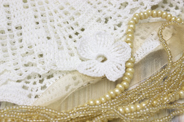 Obraz premium White vintage elements of Irish crochet flower and pearl necklace