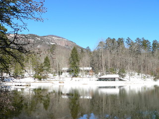 Pinnacle Lake im Table Rock State Park im Winter, South Carolina, USA