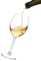 Papier Peint photo Vin vin blanc versé d& 39 une bouteille dans un verre à vin sur fond blanc, isolé