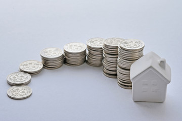 白色の家と増える硬貨
