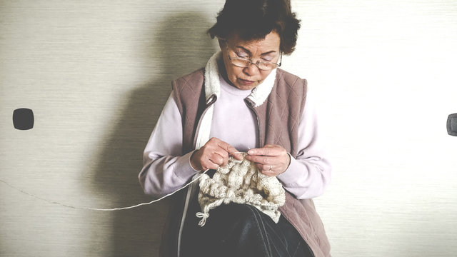 編み物をしている高齢の女性