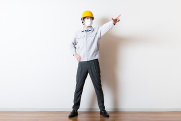 作業服を着ている男性 全身 室内 ポートレート