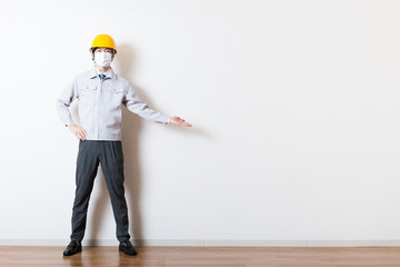 作業服を着ている男性 全身 室内 ポートレート