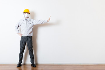 作業服を着ている男性 全身 室内 ポートレート