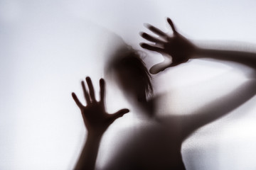 das Schattenbild eines Menschen symbolisiert Angst und Panik